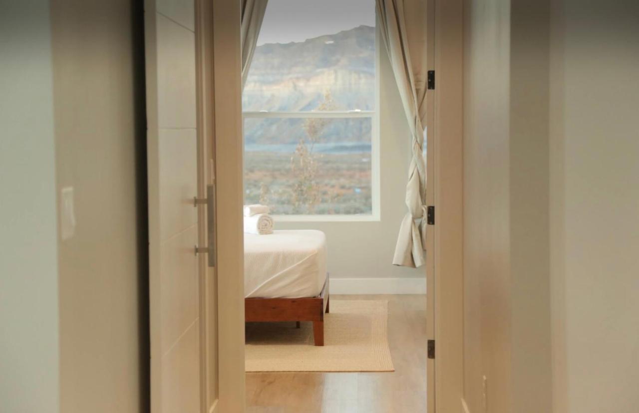 Page Arizona Border Town- Grand Serenity Room With Mesa Views Big Water Exterior photo