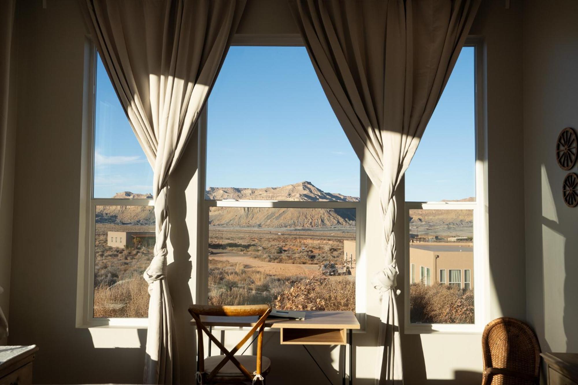 Page Arizona Border Town- Grand Serenity Room With Mesa Views Big Water Exterior photo
