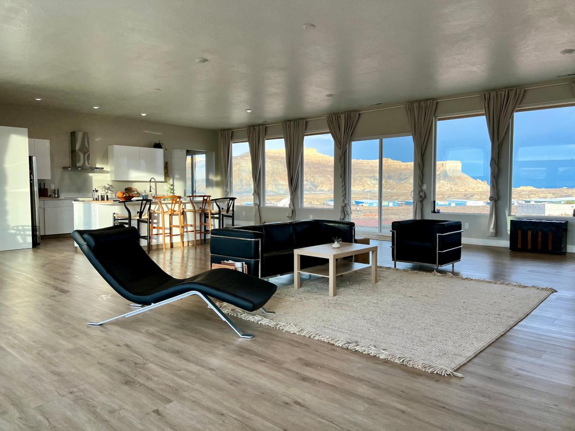 Page Arizona Border Town- Grand Serenity Room With Mesa Views Big Water Exterior photo